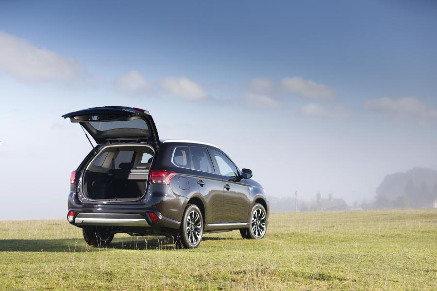  Mitsubishi Outlander PHEV Juro 2016 года  (UK) (фото 7 из 46)